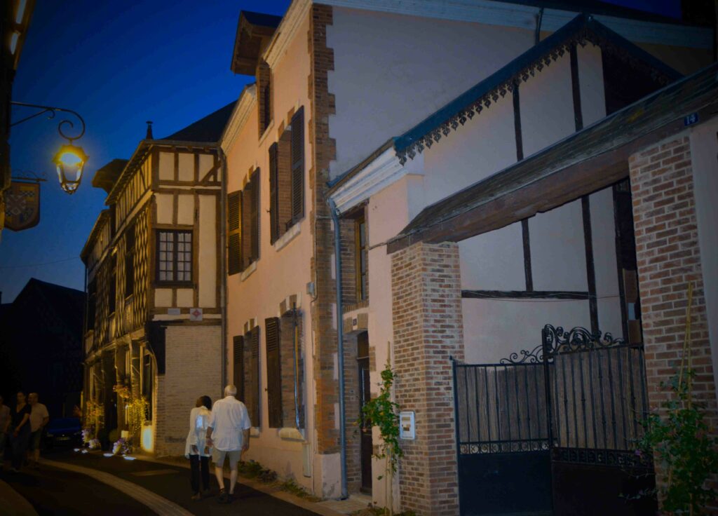 vue de la maison illuminée côté rue, animée - 1-compressed