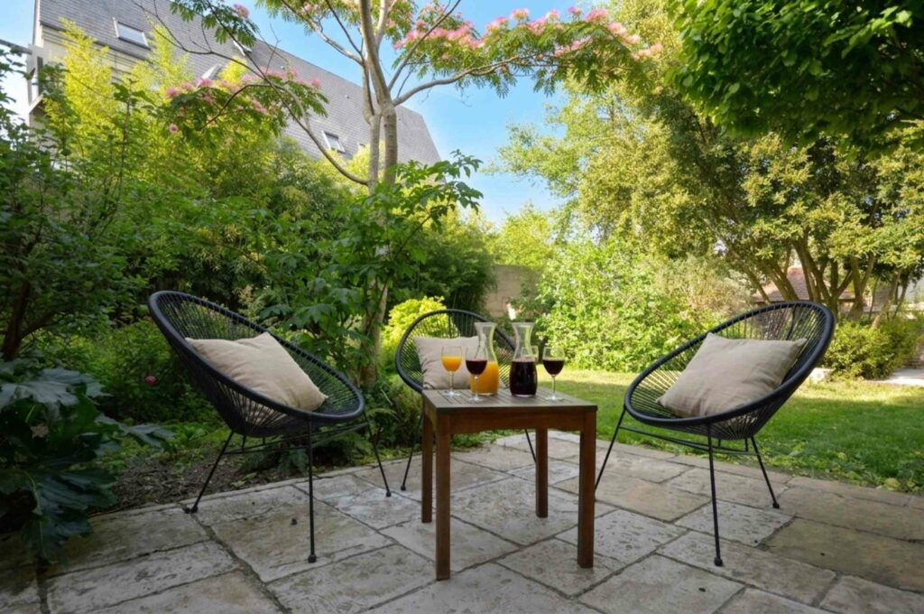 petite terrasse , jardin sur la rivière